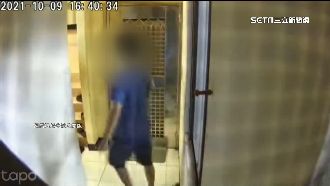 不滿鄰居頻傳噪音　男深夜狠踹鐵門