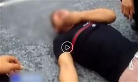 女兒800減700算成900！爸躺馬路哭喊：我不想教了，圖／翻攝自澎湃新聞微博