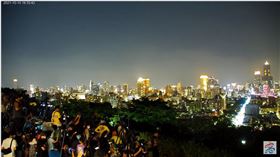 國慶焰火，高雄壽山情人觀景台已達容留上限。(圖/翻攝自高雄旅遊網YouTube)