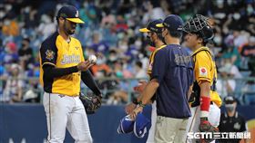 ▲中信兄弟先發投手羅傑斯留下滿壘危機退場。（圖／記者劉彥池攝影）