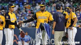 ▲中信兄弟先發投手羅傑斯留下滿壘危機退場。（圖／記者劉彥池攝影）