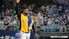 ▲中信兄弟先發投手羅傑斯退場揮手和球迷致意。（圖／記者劉彥池攝影）