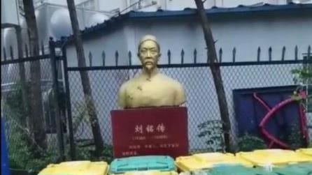 台灣巡撫劉銘傳雕像　在家鄉管垃圾桶
