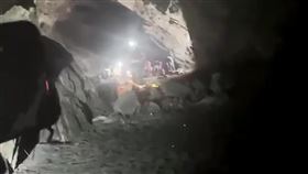 16名民眾受困宜蘭神秘沙灘海蝕洞 消防漏夜救援宜蘭縣消防局10日深夜11時14分接獲通報，因風浪大阻斷通行，共16名民眾受困於南澳鄉神秘沙灘海蝕洞，目前人員都平安，消防和海巡人員已抵達現場，正在討論救援方式。（讀者提供）中央社記者王朝鈺傳真 110年10月11日