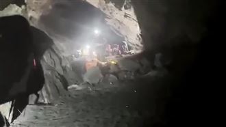 救援難！宜蘭南澳16人躲海蝕洞取暖