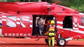 6名民眾受困宜蘭神秘沙灘海蝕洞 消防漏夜救援宜蘭縣消防局10日深夜11時14分接獲通報，因風浪大阻斷通行，共16名民眾受困於南澳鄉神秘沙灘海蝕洞 直升機吊掛救援