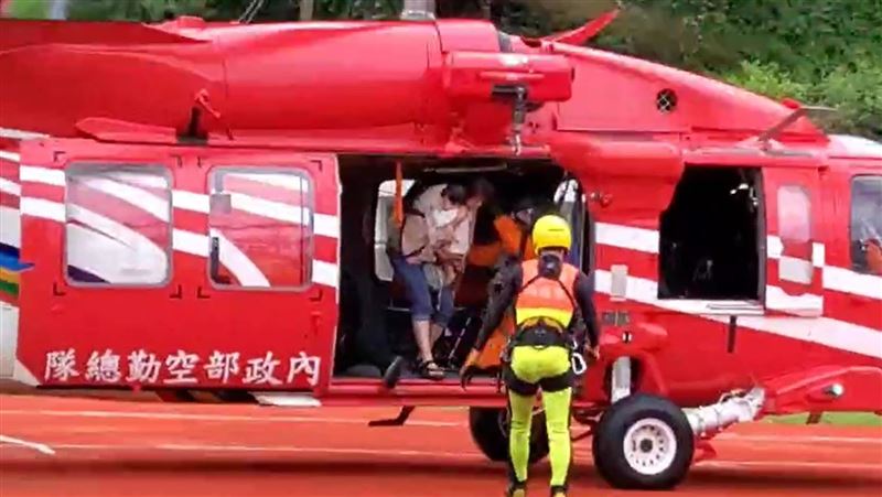 受困南澳海蝕洞　16人全數獲救