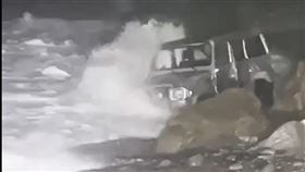宜蘭南澳神秘沙灘，海蝕洞，16人徹夜受困，賓士越野車夜衝露營，風浪大阻救援，救難人員下切斷崖冒險救援 (圖/翻攝畫面)