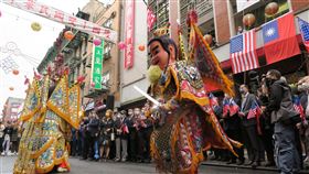 紐約華埠歡慶雙十  三太子表演開場紐約中華公所當地時間10日慶祝雙十國慶，紐約花蓮慈惠堂的慈惠三太子表演揭開活動序幕。中央社記者尹俊傑紐約攝  110年10月11日