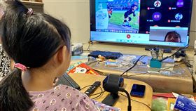 停課不停學　學校視訊教學（1）台北市、新北市疫情提升到第三級警戒，雙北高中以下學校18日起暫停到校上課，學校改採遠距教學，並換用視訊軟體，讓同學上線穩定學習。中央社記者張皓安攝  110年5月19日