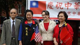 蔡總統提兩岸互不隸屬 蕭美琴：事實現況的描述駐美代表蕭美琴（右2）10日出席美國華府最大僑社「美京中華會館」一年一度國慶升旗典禮，與僑胞寒暄合照。中央社記者徐薇婷華盛頓攝 110年10月11日