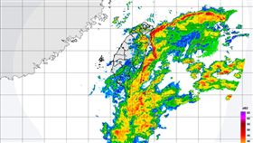 「圓規」颱風結構持續整合中，氣象局局長鄭明典也於臉書發文，雷達回波圖上出現有規則的三疊回波！（圖／翻攝自氣象局）