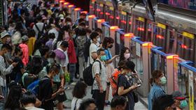 疫情控制中  指揮中心擬再鬆綁防疫措施（1）中央流行疫情指揮中心指揮官陳時中14日表示，目前國內COVID-19疫情事件都在控制中，正在思考因應生活、經濟必要，逐漸鬆綁防疫規定。圖為台北捷運下班、下課尖峰時刻乘車人潮。中央社記者裴禛攝  110年9月14日