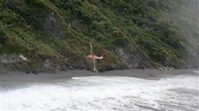 宜蘭南澳神秘沙灘，海蝕洞，16人徹夜受困，賓士越野車夜衝露營，風浪大阻救援，直升機吊掛救援