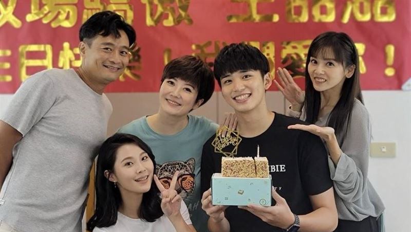 驕女鮮肉生日　收張靜之浮誇布條笑翻