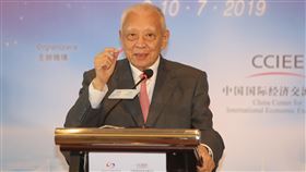 落實一國兩制  董建華獲中國國家榮譽稱號香港前特首董建華17日獲頒中國國家榮譽稱號，以表揚其落實「一國兩制」的傑出貢獻。他也是今年授予名單中唯一的香港人士。（中新社提供）中央社  108年9月18日