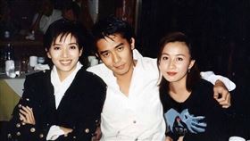 梁朝偉貼出他與梅艷芳，以及太太劉嘉玲合照。（圖／翻攝自梁朝偉IG）