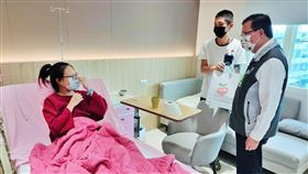 鄭文燦探望國慶寶寶贈育兒禮包桃園市長鄭文燦（前右）11日前往平鎮區宋俊宏婦幼醫院探望國慶寶寶，並致贈賀禮為新生兒家庭送上祝福。中央社記者吳睿騏桃園攝  110年10月11日