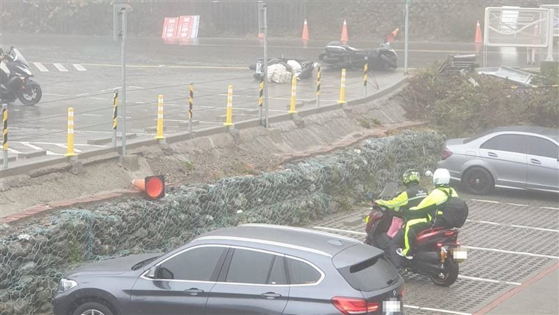 合歡山刮14級狂風　遊客嚇壞急下山