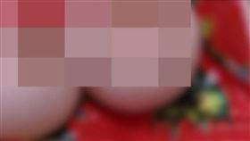 男童下課買驚喜包！掉出「女性私處」　和妹妹一起玩媽嚇傻（圖／翻攝自騰訊視頻）