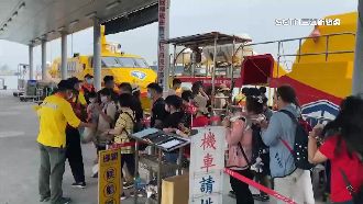 不怕颱風？413人照買船票登小琉球