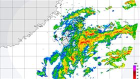 「圓規」颱風外圍環流正在影響台灣。（圖／翻攝自鄭明典臉書）