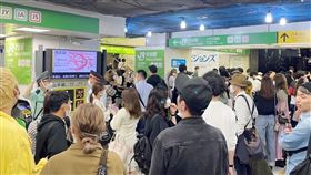 311後東京最強烈地震  電車停駛車站現歸宅難民日本關東地區7日晚間發生規模5.9強震，東京震度5強，是311東日本大地震後10年來東京震度最強的地震，造成電車出軌、停開等。東京JR澀谷站7日晚間許多民眾無車可搭，回不了家，變成「歸宅難民」，在車站看螢幕告示，確認電車是否復駛。中央社記者楊明珠東京攝  110年10月8日
