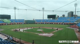桃園球場比賽因雨延賽。（圖／記者王怡翔攝影）