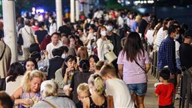 國慶連假　大稻埕碼頭現人潮（1）國慶連假第2天，隨著疫情緩和、天氣穩定，台北市大稻埕碼頭10日晚間湧現大量人潮，戶外用餐區幾乎座無虛席，許多民眾開心聚會用餐，享受夜景。中央社記者鄭清元攝  110年10月10日