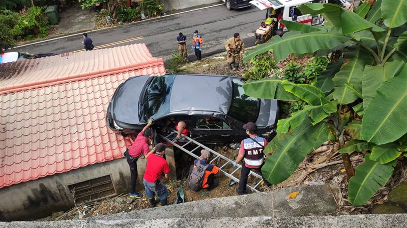 車開到屋頂？台南轎車衝出邊坡卡民宅