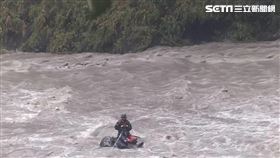 新竹泰崗野溪溪水暴漲，救難人員冒險渡河救出1人。（圖／翻攝畫面）