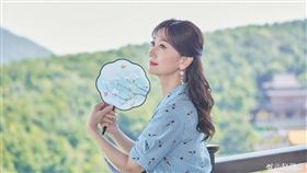 66歲趙雅芝身穿天空藍洋裝，襯托白皙皮膚，散發少女感。(圖／翻攝自趙雅芝微博）
