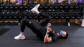 民眾在家自己可以做的部分，Xavier推薦「單腳臀橋」運動。（圖／健身工廠提供）