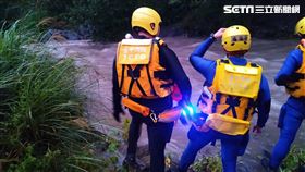台中市消防局搜救隊員已抵達有勝溪進行搜救。（圖／翻攝畫面）