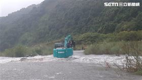 花蓮瑞穗紅葉溪溪水暴漲，6人受困被怪手救出。（圖／翻攝畫面）