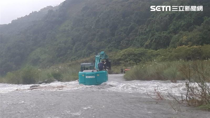 野溪暴漲6人受困　怪手強行渡溪救人