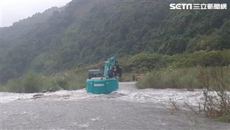 野溪暴漲6人受困　怪手強行渡溪救人