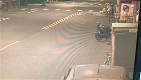 老婦竊衛生紙被索賠18萬  受不了反告恐嚇取財高雄一名撿資源回收維生的林姓婦人，擅自拿走路旁2串衛生紙，遭竊盜罪嫌送辦，事後積極與失主和解，但仍遭失主不斷索賠，前後共要了新台幣18萬多元，林婦受不了，反告李女恐嚇取財。（高雄市警察局鳳山分局提供）中央社記者蔡孟妤傳真  110年10月11日