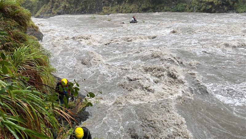 泰崗野溪再救3人　僅餘2人受困岩壁