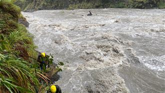 泰崗野溪再救3人　僅餘2人受困岩壁
