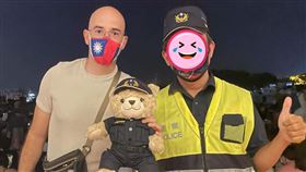 吳鳳朝聖國慶焰火　一旁警察「撞臉吳宗憲」萬人驚呆。