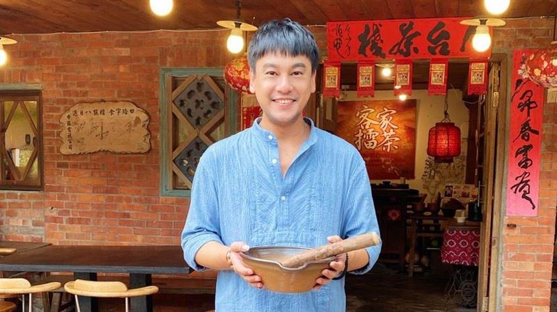 朱孝天避談政治　慘遭陸網出征逼表態