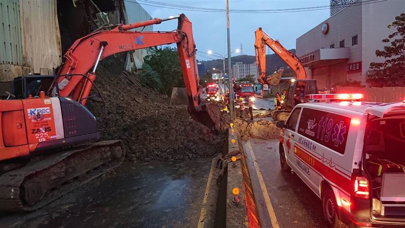 迴龍砂石場坍塌　壓扁路過小黃司機亡