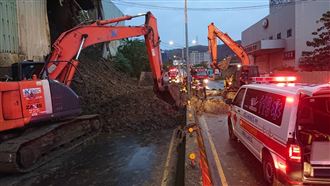 迴龍砂石場坍塌　壓扁路過小黃司機亡