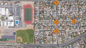 一架小型飛機11日在加州聖地牙哥墜毀，並摧毀數棟住宅。（圖／翻攝自推特@CityofSantee）