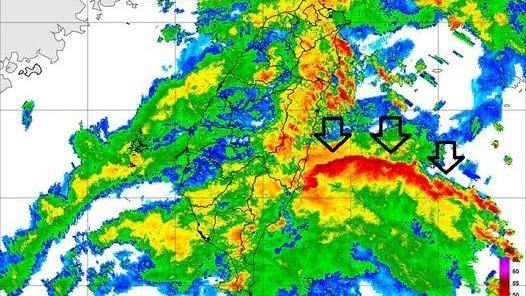鄭明典：紅色回波連一線「狂風暴雨」