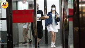 深夜結束工作，阿部瑪利亞與節目製作人陳百祥走出經紀公司。（圖／本刊攝影組）