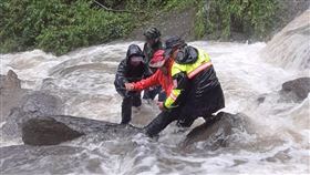 畫面曝光！鎮西堡步道溪水突暴漲　21登山客受困險遭沖走