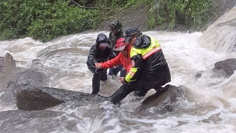 鎮西堡溪水暴漲　21登山客險遭沖走