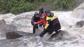 鎮西堡溪水暴漲　21登山客險遭沖走